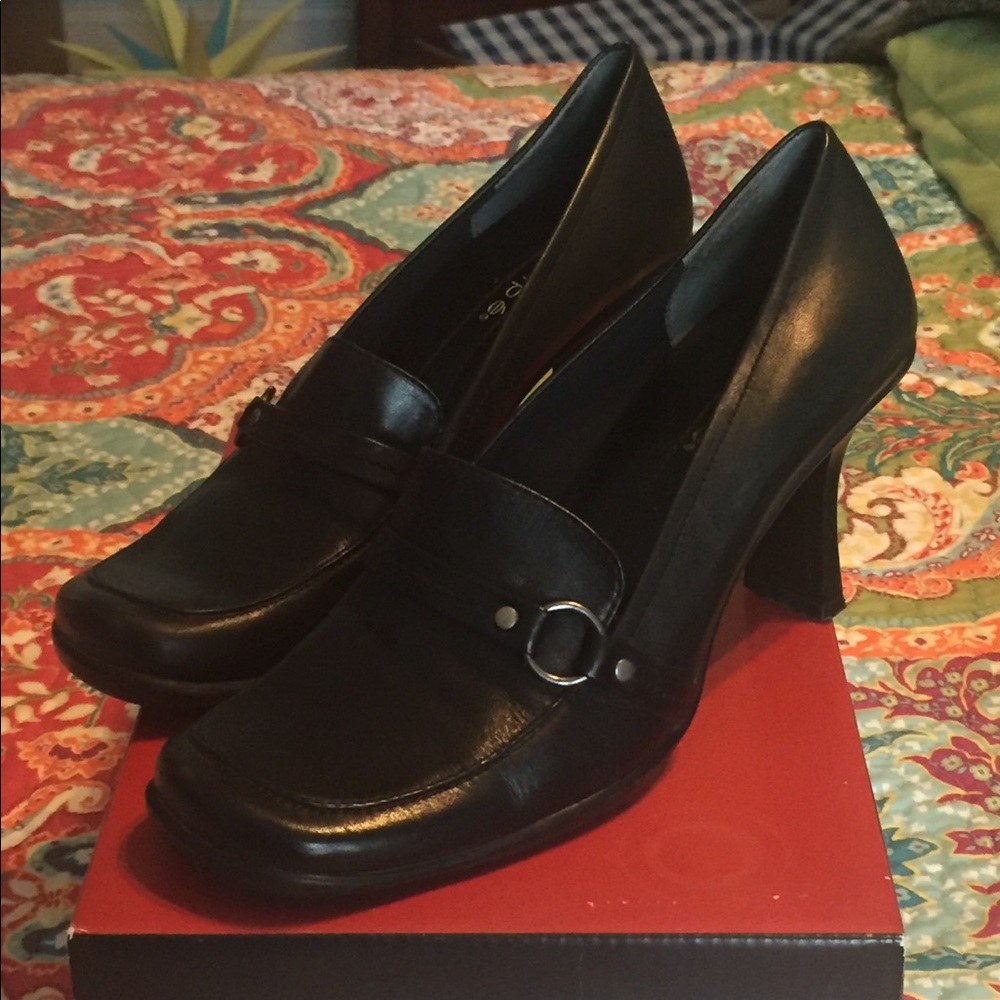 Black dress shoes